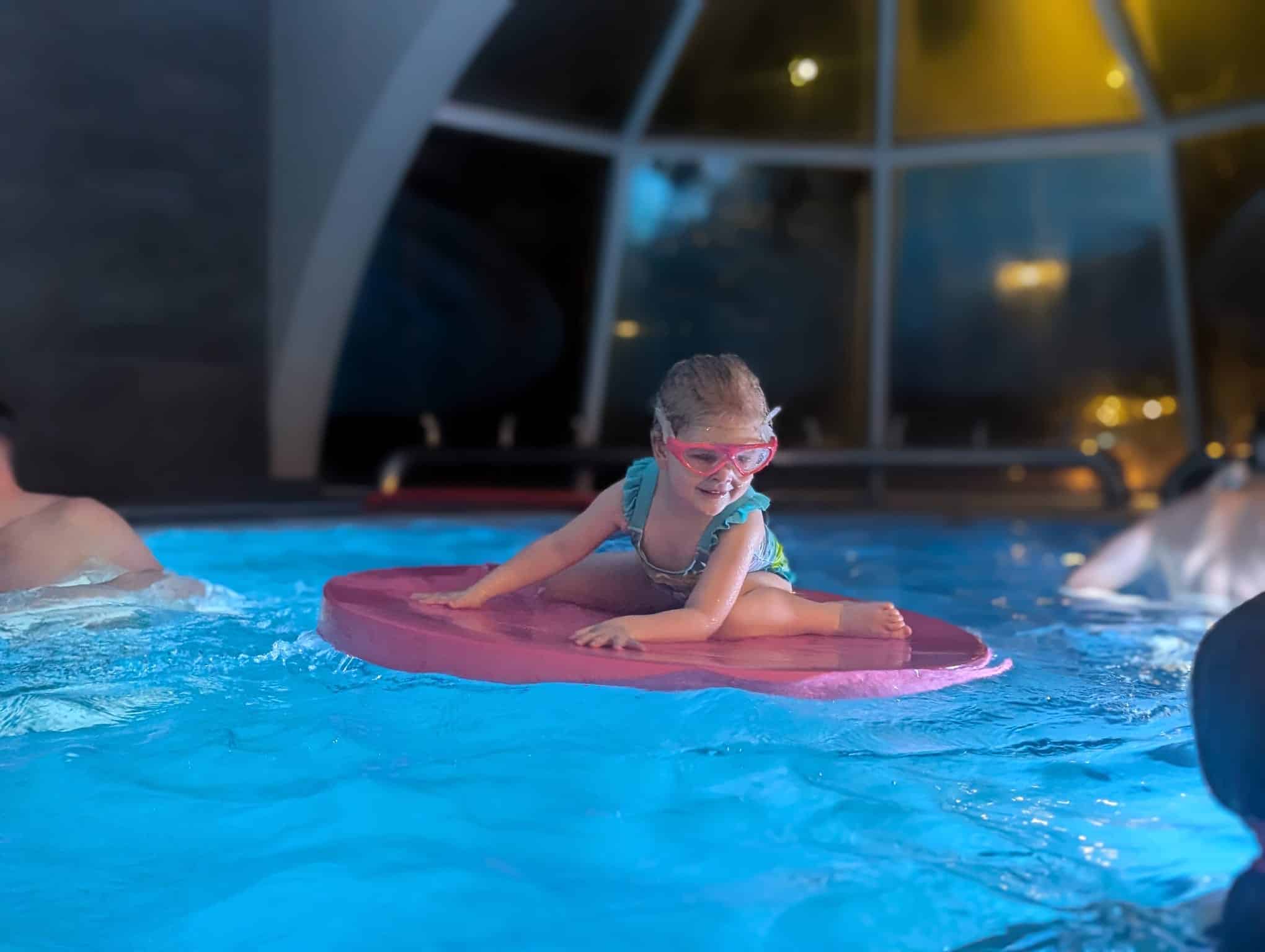 Volleybollnät i Aquabassängen på Vattenkompaniet 